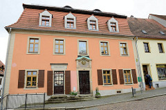 Wohnhaus, ehem. Apotheke am Markt von Strehla, barocker Putzbau aus dem 18. Jahrhundert; über der Haustür befindet sich ein Bismarck-Medaillon.