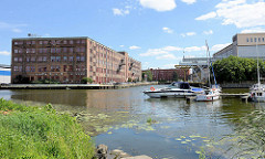 Industriearchitektur am Hafen von Elbląg / Elbing - im Vordergrund Sportboote in der Marina.