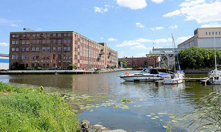 Industriearchitektur am Hafen von Elbląg / Elbing - im Vordergrund Sportboote in der Marina.