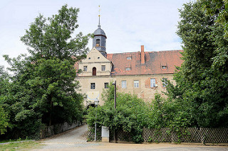 Schloss Mühlberg, 1272 als Wasserburg  erwähnt; 1545 nach einem Stadtbrand  als Jagdschloss wiederaufgebaut.  Spätere Nutzungen erfolgten als Amtsgericht, Gefängnis und seit 1859 Hauptzollamt, in jüngster Zeit als Schule, Jugendklub......