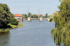 Blick über den Fluß Elbląg / Elbing zur Brücke.