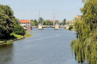 Blick über den Fluß Elbląg / Elbing zur Brücke.