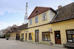 Geschäftshäuser - Wohngebäude in der Fussgängerzone Liepājas iela in Kuldīga / Lettland.
