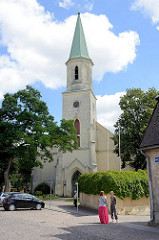 Historische St. Katharinenkirche in Kuldīga / Lettland, ursprünglich aus dem 13. Jahrhundert, später verändert mit barockem Altar.