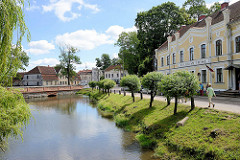 Blick zum Wehr und Mühlengebäude am Alekšupīte   in Kuldīga - re. das Gerichtsgebäude der Stadt.