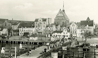 Historische Fotografie von Elbląg / Elbing, Brücke über den Fluss - Wohnhäuser am Hafenrand;  Kirche zur Heiligen Jungfrau Maria.