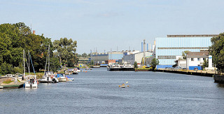 Seehafen von Elbląg / Elbing; Der Hafen bekam 1994 seine Rechte als Seehafen mit eingeschränkten Nutzungsmöglichkeiten zurück, da die Ausfahrt zur offenen Ostsee unverändert über russisches Hoheitsgebiet durch die Pillauer Meerenge.