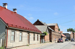 Wohngebäude mit Holzfassade und Metalldach - Ziegelscheune und Backsteingebäude, Jūras iela in Limbaži / Lemsal.