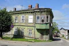 Leerstehendes Wohnhaus / Eckgebäude; traditionelle Holzarchitektur in Limbaži / Lemsal.