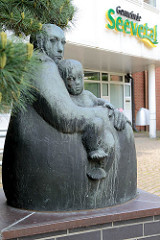 Skulptur Mutter und Kind vor dem Eingang der Gemeindeverwaltung Seevetal in Hittfeld; Bildhauer Martin Irwahn, 1979.