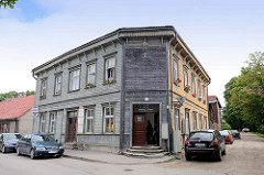 Traditionelles Holzarchitektur - Holzfassade; Eckgebäude an der Mūru iela in Limbaži / Lemsal.