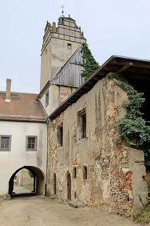 Innenhof Burg Strehla aus dem 15 / 16. Jahrhundert - das älteste Gebäudeteil ist von 1335. Das Schloss bildet ein geschlossenes Geviert mit Architekturformen der Spätgotik und Renaissance, der elbseitige Flügel, erbaut um 1530 für Otto Pflugk, be