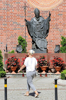 Denkmal zu Ehren des Papstes Johannes Paul II. – Karol Józef Wojtyła – an der Nikolaikirche zu Elbląg / Elbing.