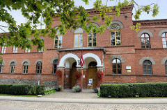Backsteingebäude / Verwaltungsgebäude in Ziegelarchitektur - Impressionen de Architektur von Kuldīga, Lettland.