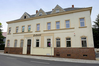 Architektur der 1920er(?) Jahre - ehem. Postamt von Strehla, spitz zulaufende / dreieckige Dachfenster.