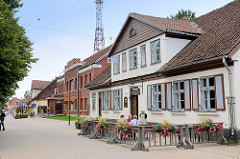 Geschäftshäuser - Wohngebäude in der Fussgängerzone Liepājas iela in Kuldīga / Lettland.