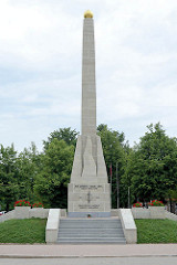 Denkmal am Einheitsplatz von Cēsis / Lettland; als Siegesdenkmal für Erinnerung der während Freiheitskämpfen gestorbener lettischen und estnischen Soldaten 1925 gebaut - während der Sowjetzeit gesprengt und eine Statue von Lenin aufgestellt.