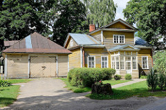 Holzgebäude mit verglastem Eingang - große Holzgarage; Architektur von Kuldīga / Lettland.