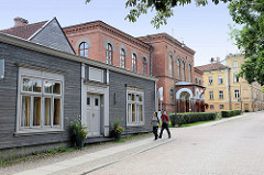 Häuser in Holzbauweise - Backsteingebäude in der Kalna iela von Kuldīga, Lettland.