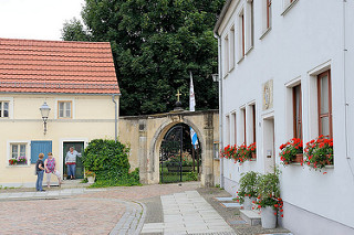 Vorplatz der Klosterkirche Marienstern in Mühlberg, Elbe.