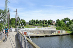 Fußgängerbrücke in Geesthacht - Verbindung zwischen Hafenrand und Werfthalbinsel an der Elbe.