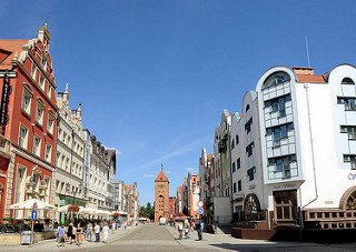 Blick durch die Straße Alten Markt / Stary Rynek zum Markttor von Elbląg / Elbing - gotischer Ursprungsbau von 1314 - Festungsanlage der Stadt.