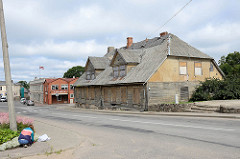 Altstadt Innenstadt von Limbaži / Lemsal; verlassenes Wohnhaus mit zugenagelten Fenstern.