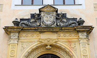 Eingangsportal Schloss Strehla aus dem 15 / 16. Jahrhundert - das älteste Gebäudeteil ist von 1335. Das Schloss bildet ein geschlossenes Geviert mit Architekturformen der Spätgotik und Renaissance, der elbseitige Flügel, erbaut um 1530 für Otto P