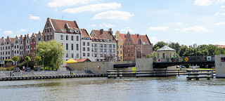 Promenade mit Wohnhäusern / Neubauten in Elbląg / Elbing.