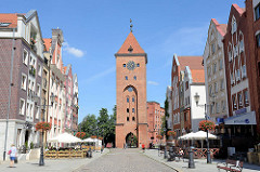 Blick durch die Straße Alten Markt / Stary Rynek zum Markttor von Elbląg / Elbing - gotische Ursprungsbau von 1314 - Festungsanlage der Stadt.