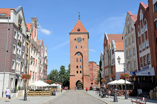 Blick durch die Straße Alten Markt / Stary Rynek zum Markttor von Elbląg / Elbing - gotische Ursprungsbau von 1314 - Festungsanlage der Stadt.