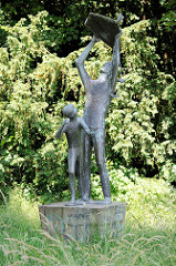 Bronzeskulptur Drachensteiger in Geesthacht - Bildhauer Karlheiz Goedtke, 1967.