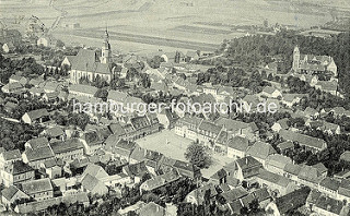 Historische Luftansicht von Strehla - re. die Burg, lks die spätgotische Stadtkirche „Zum heiligen Leichnam“; in der Bildmitte der Marktplatz der Stadt.