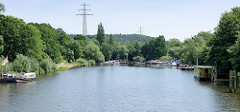 Hafen von Geesthacht - Sportboote, Barkassen und Hausboote am Anleger.