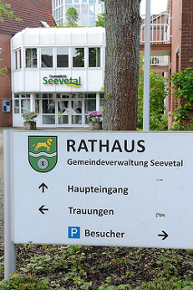 Haupteingang vom Rathaus in Hittfeld, Gemeideverwaltung Seevetal.