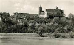 Alte Ansicht der Burganlage von Strehla - Blick über die Elbe, Elbdeich.