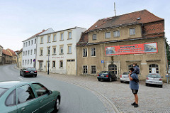 Vielbefahrene Hauptstraße / Torgauer Straße in Strehla - Bundesstraße 182; leerstehendes Wohnhaus mit Transparent: Achtung Gefährlicher Schulweg - fehlende Ortsumgehung.