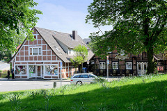 Fachwerkhäuser mit Geschäft / Restaurant in der Kirchstraße von Hittfeld / Seevetal.