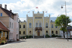 Rathausplatz und historisches Rathaus von Kuldīga / Lettland; erbaut im 17. Jahrhundert.