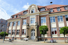Gebäude der Buntenskampschule in Geesthacht; Anbau im klassizistischen Stil - 1910.