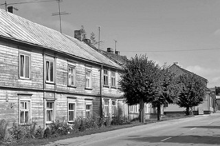 Traditionelle Wohnhäuser / Holzarchitektur - Holzfassade an der Jūras iela in Limbaži / Lemsal.