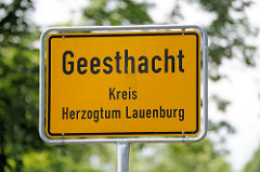 Stadtschild / Ortschild von Geesthacht, Kreis Herzogtum Lauenburg.