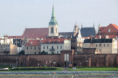 Historische Altstadt von Toruń  - Stadtmauer / Stadtbefestigung mit Tor - Heiligen Geist Kirche.