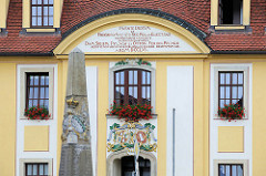 Rathaus von Strehla, Barock-Architektur von 1751, lks. die kursächsische Postdistanzsäule - ursprünglich aufgestellt 1729.