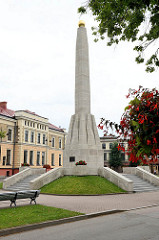 Denkmal am Einheitsplatz von Cēsis / Lettland; als Siegesdenkmal für Erinnerung der während Freiheitskämpfen gestorbener lettischen und estnischen Soldaten 1925 gebaut - während der Sowjetzeit gesprengt und eine Statue von Lenin aufgestellt.