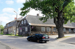 Langgestrecktes Wohngebäude mit Feldsteinsockel und Holzfassade - traditionelle Architektur in Limbaži / Lemsal.