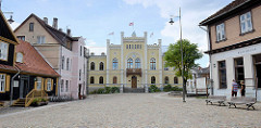 Rathausplatz und Rathaus von Kuldīga / Lettland.