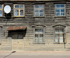 Wohnhaus in Holzbauweise - Holzbretter als Hausfassade - Holzfenster mit Ziergiebel; Architektur in Kuldīga / Lettland.