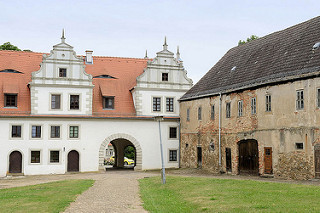 Innenhof Burg Strehla aus dem 15 / 16. Jahrhundert - das älteste Gebäudeteil ist von 1335. Das Schloss bildet ein geschlossenes Geviert mit Architekturformen der Spätgotik und Renaissance, der elbseitige Flügel, erbaut um 1530 für Otto Pflugk, be