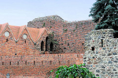 Burgruine der 1260 erbauten Ordensburg in Thorn / Toruń - zerstört 1454; Nutzung bis 1966 als Mülldeponie. Jetzt touristische Sehenswürdigkeit der Stadt, deren historische Altstadt zum  UNESCO zum Weltkulturerbe erklärt wurde.